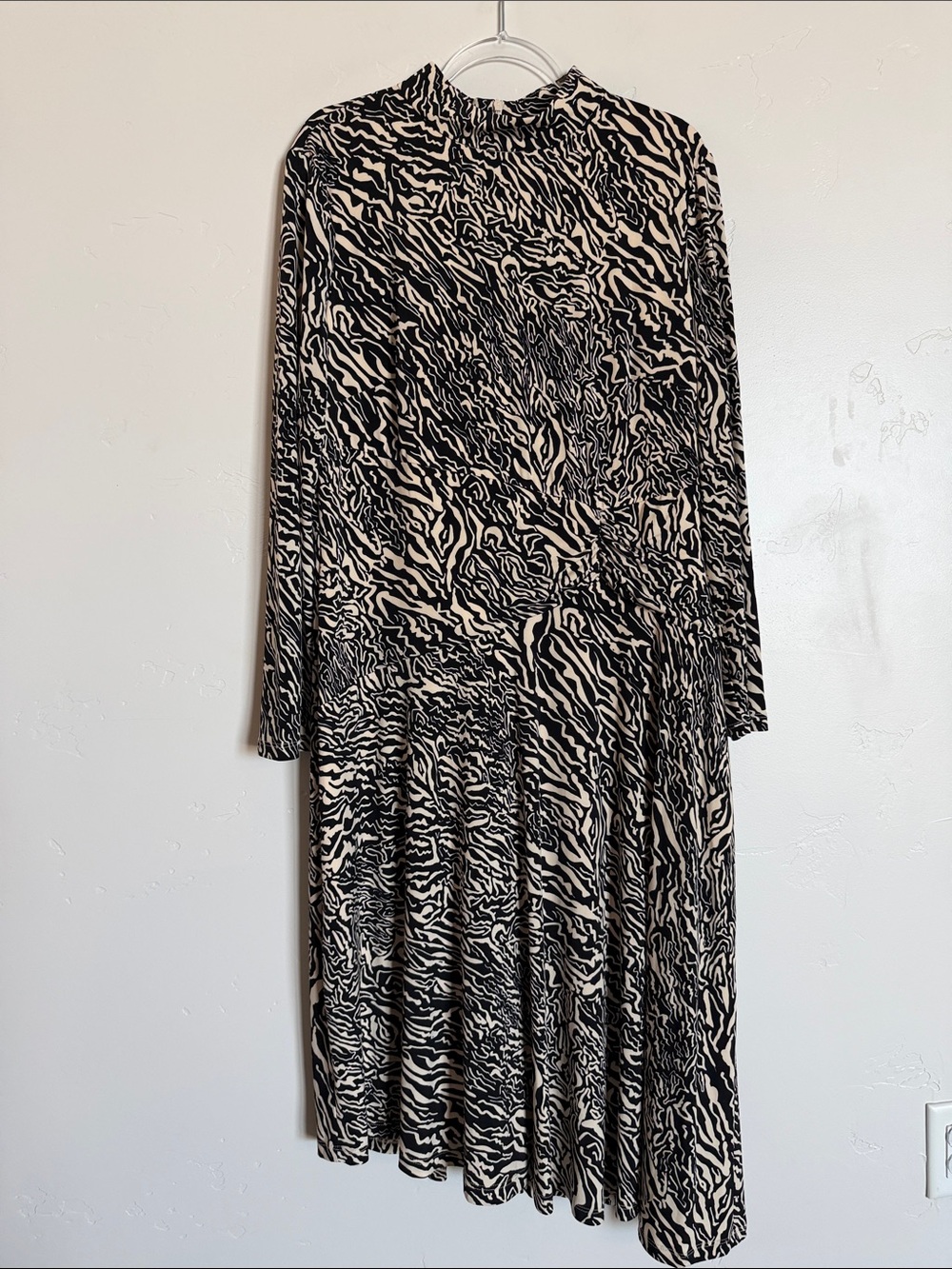 maggy london black white dress | Dresses | Maggy London Cream Zebraprint Long Sleeve Midi Asymmetrical Hem The artfully gathered waist Size:9.5 US Men (8.5 AU/UK) Wrap dress merlot What Color Shoes to